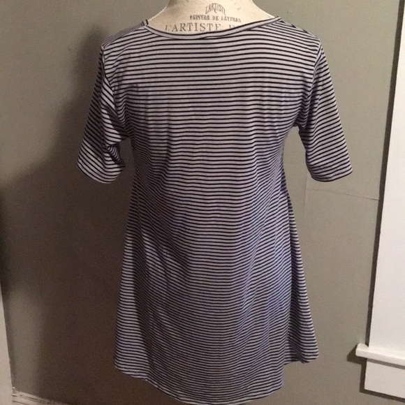Gently Loved Lularoe Perfect Tee - Picture 4 of 6